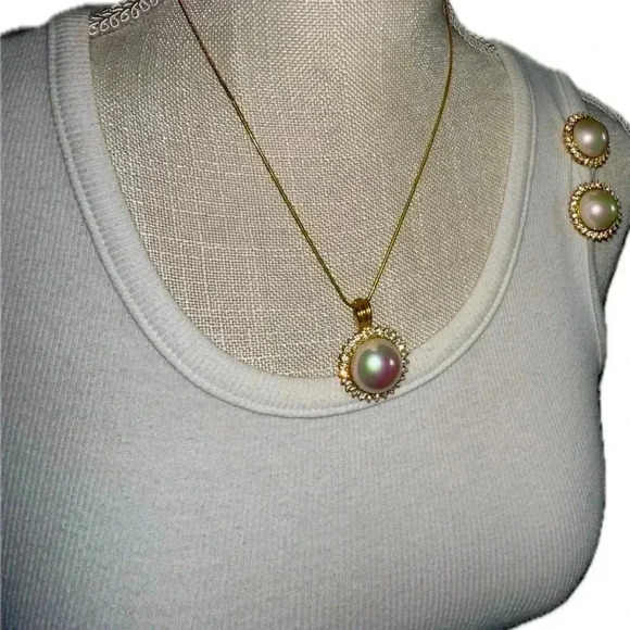 Classy Pearl Pendant Necklace and Earrings - Picture 1 of 10